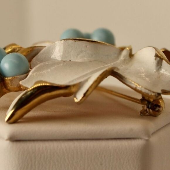 1967 Sarah Coventry White Enamel Blue Beaded Grapevine Brooch EUC 1 7/8×1 7/8" - Picture 4 of 13